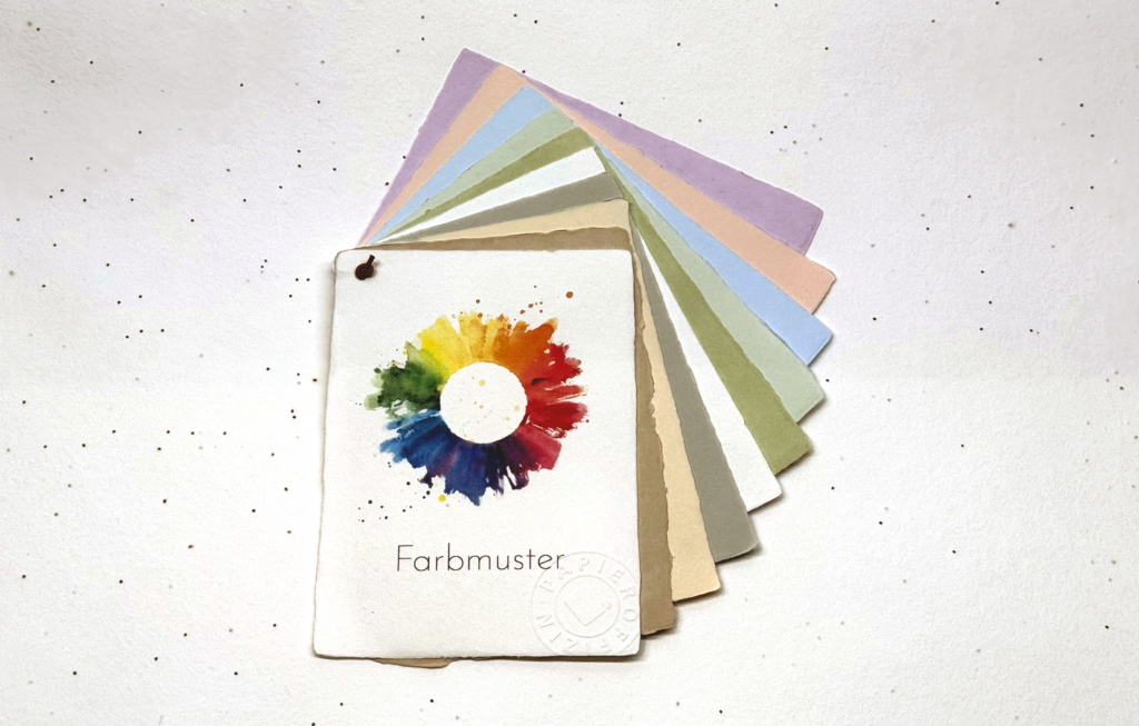 Farbmuster aus Papier mit Blumensamen