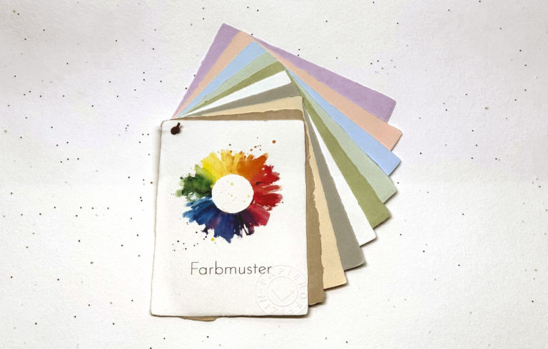 Farbmuster aus Papier mit Blumensamen
