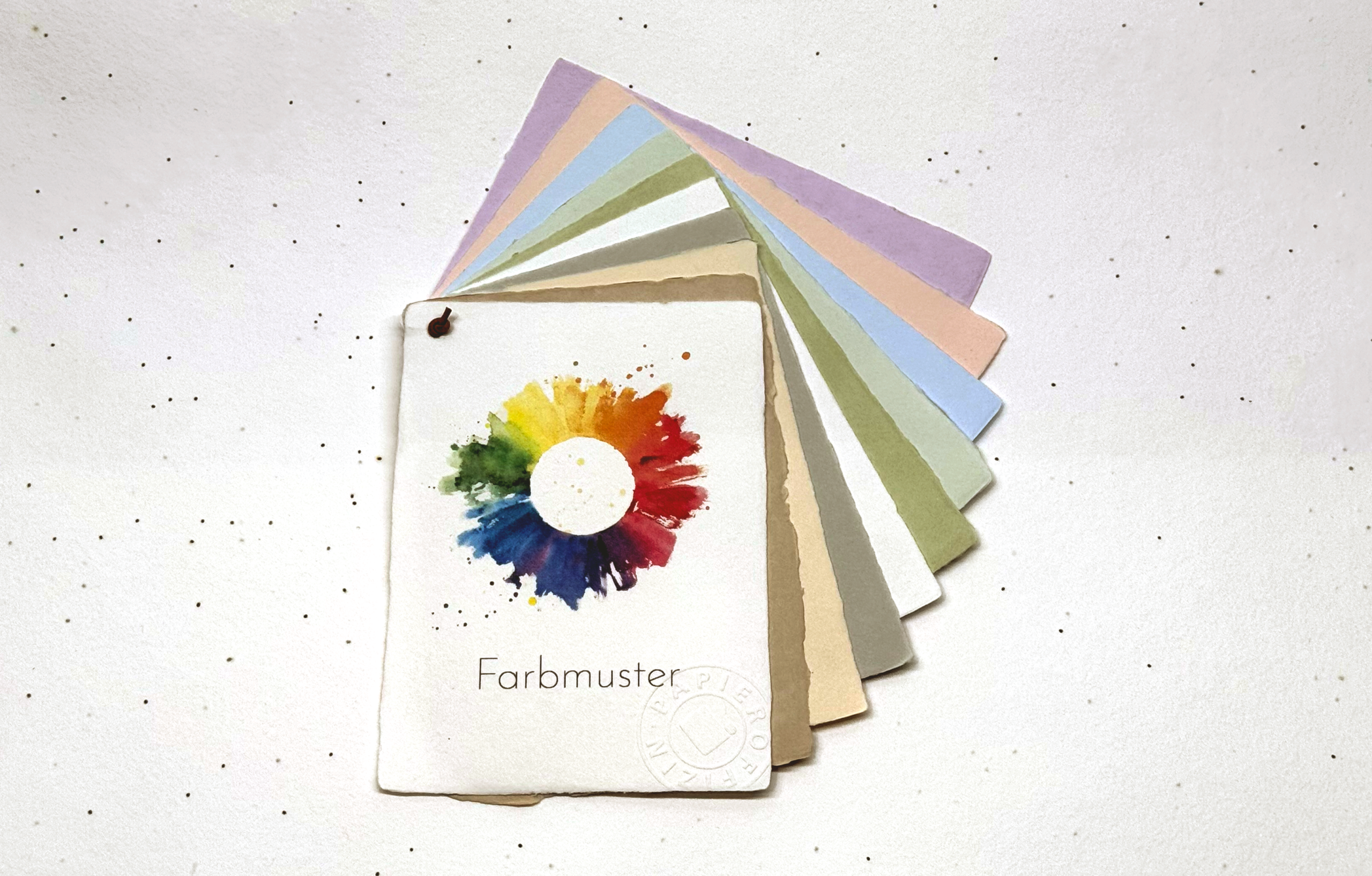 Farbmuster aus Papier mit Blumensamen